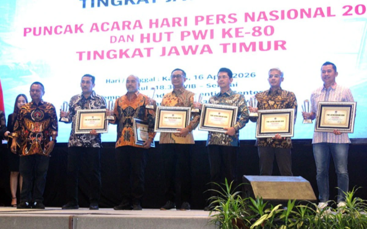 Thumbnail Berita - Puncak HPN 2026 PWI Jatim! Cak Munir Luncurkan Buku Biografi, 24 Tokoh Raih Penghargaan