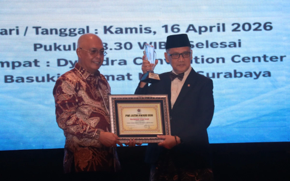 Foto Ketua Umum PWI Jatim Akhmad Munir (kiri) menyerahkan penghargaan kepada Menteri Haji dan Umrah KH Irfan Yusuf (kanan) kategori tokoh transformasi tata kelola ibadah haji di sela resepsi peringatan Hari Pers Nasional dan HUT Ke-80 PWI tingkat Jatin di Surabaya pada Kamis, 16 April 2026. (Foto: PWI Jatim)