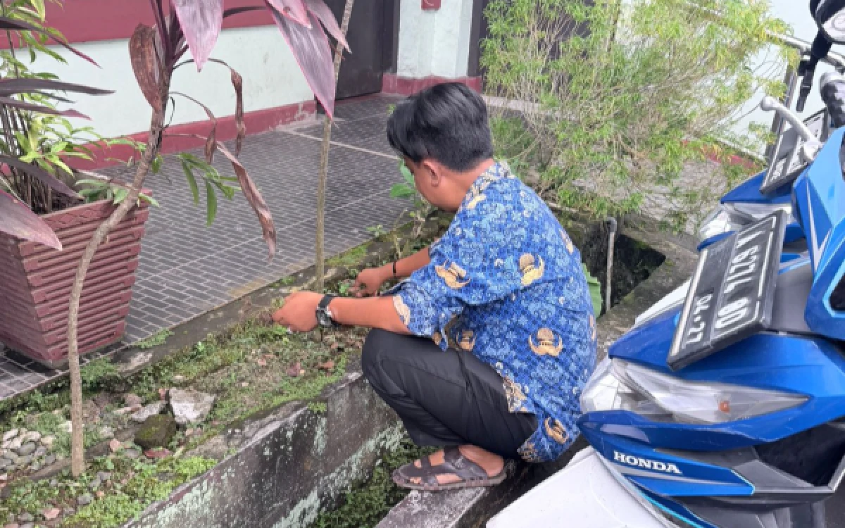 Foto Pegawai Dinas kesehatan sedang melakukan bebersih lingkungan. (Foto: Dinkes Lebak for ketik.com)