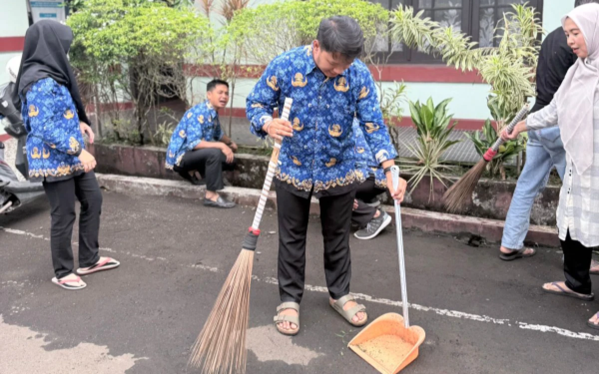 Foto Pegawai kebersihan DLH Lebak sedang membersihkan lingkungan di Rangkasbitung. (Foto: Dokumen DLH Lebak for ketik.com)