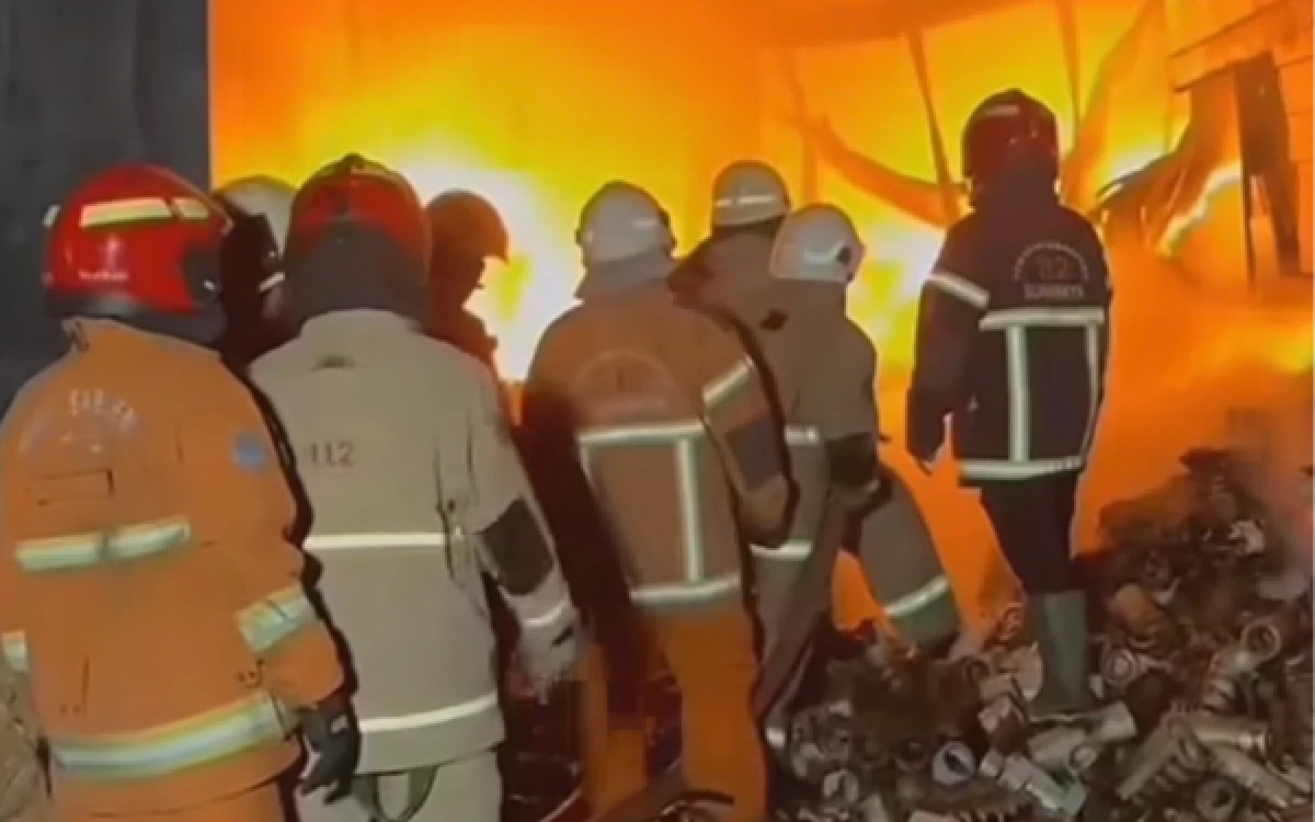 Thumbnail Berita - Kebakaran di Pabrik Margomulyo Surabaya, Puluhan Armada hingga Robot Pemadam Dikerahkan