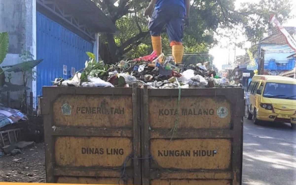 Foto Jumlah armada pengangkut sampah yang dimiliki oleh DLH Kota Malang masih belum optimal, didorong pengaktifan bank sampah. (Foto: Lutfia/Ketik.com)