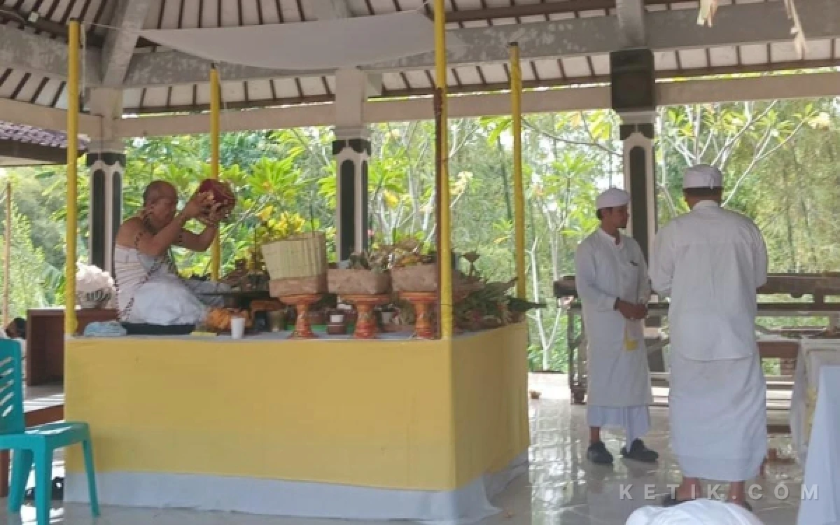 Foto Suasana ritual di bale Pawedan Krematorium TPU Madurejo, Prambanan. Fasilitas ini memadukan kemajuan teknologi mesin pengabuan dengan penghormatan terhadap tata cara adat dan agama bagi umat Hindu di Kabupaten Sleman. (Foto: Istimewa)