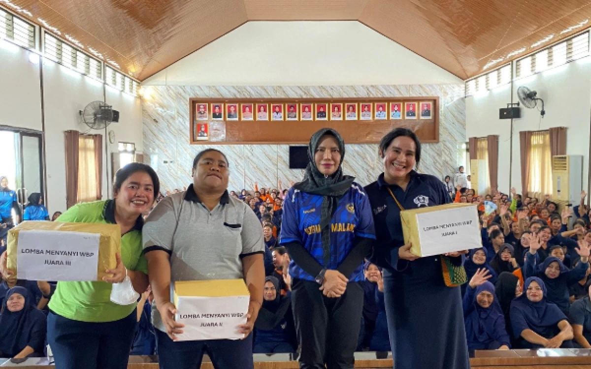 Thumbnail Berita - Warga Binaan Lapas Perempuan Malang Terima Hadiah di Peringatan Hari Bakti Pemasyarakatan ke-62