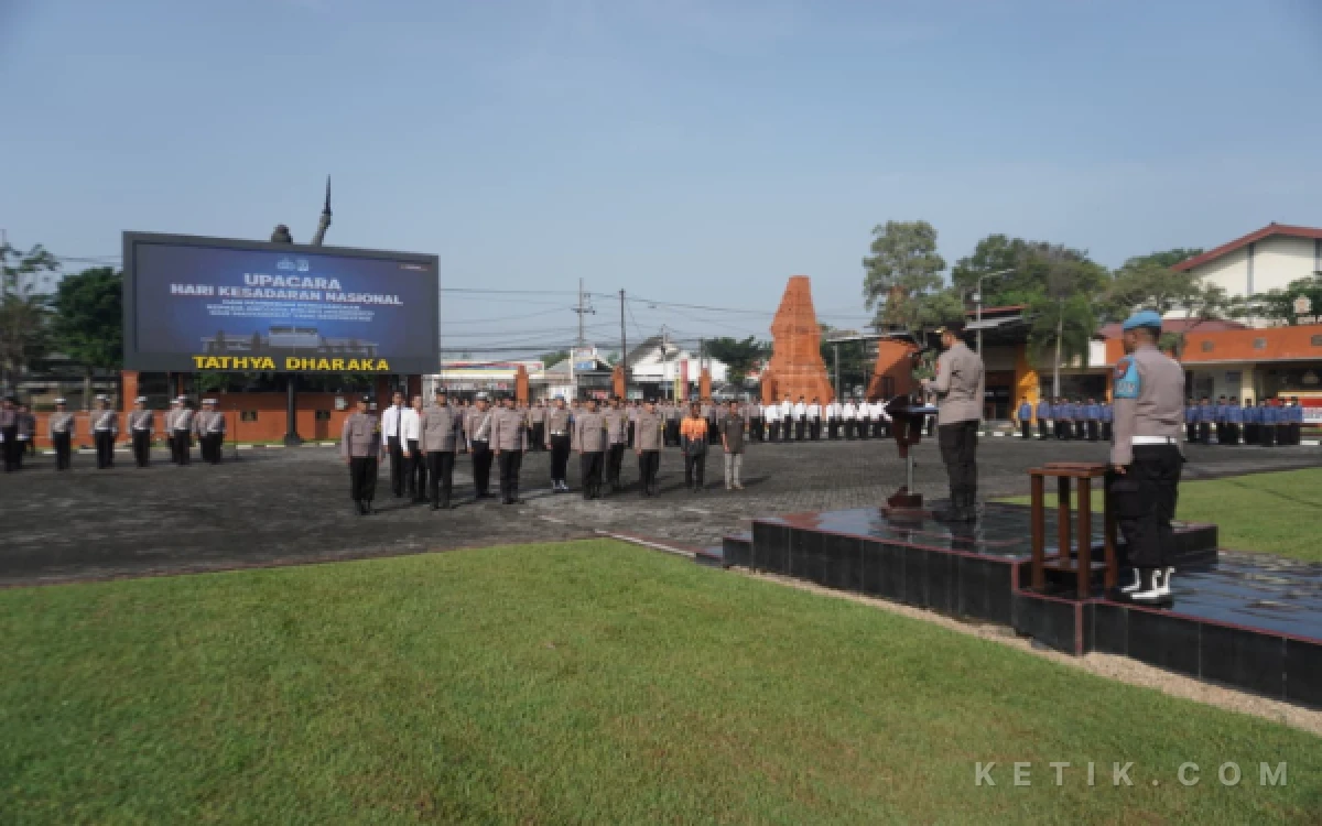 Thumbnail Berita - Polres Mojokerto Beri Penghargaan di Upacara HKN, Apresiasi Anggota dan Relawan Berprestasi