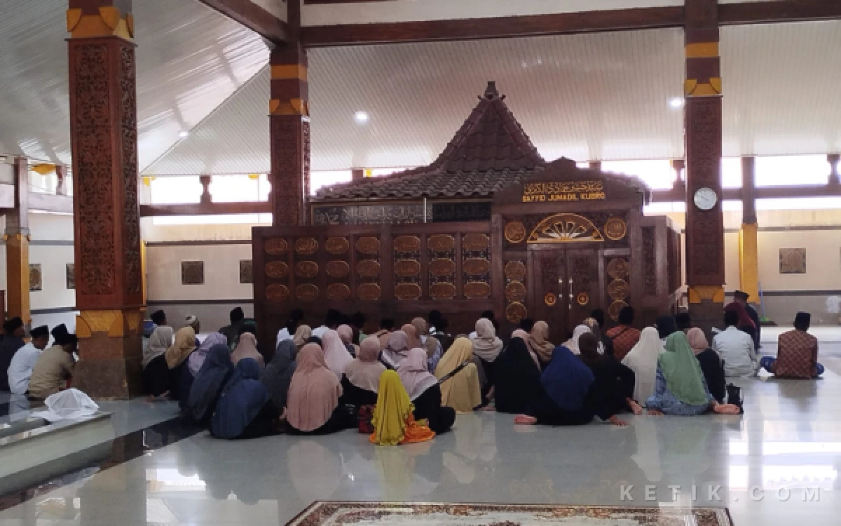 Thumbnail Berita - Makam Troloyo, Wisata Religi dan Manfaat Ekonomi di Jantung Sejarah Mojokerto