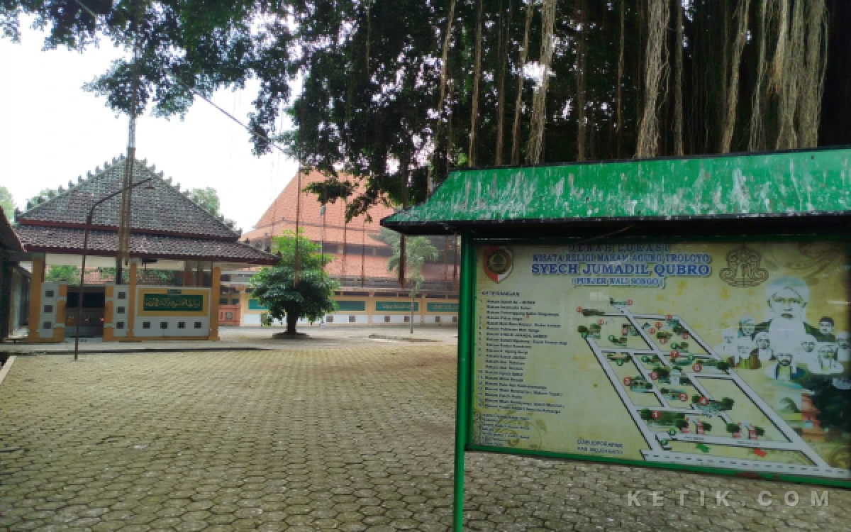 Foto suasan asri di komplek makam troloyo (foto : sholahudin/ ketik.com)