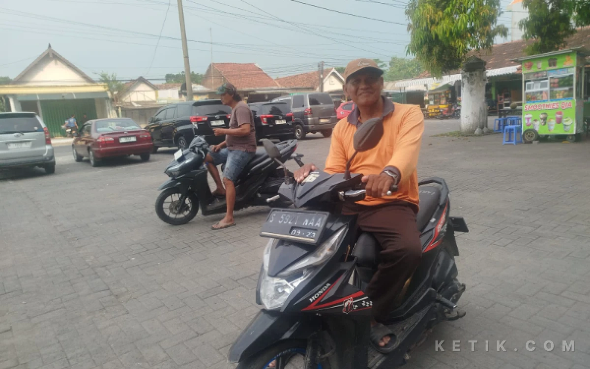 Foto tukang ojek menunggu penumpang pengunjung makam troloyo (foto : sholahudin/ ketik.com)