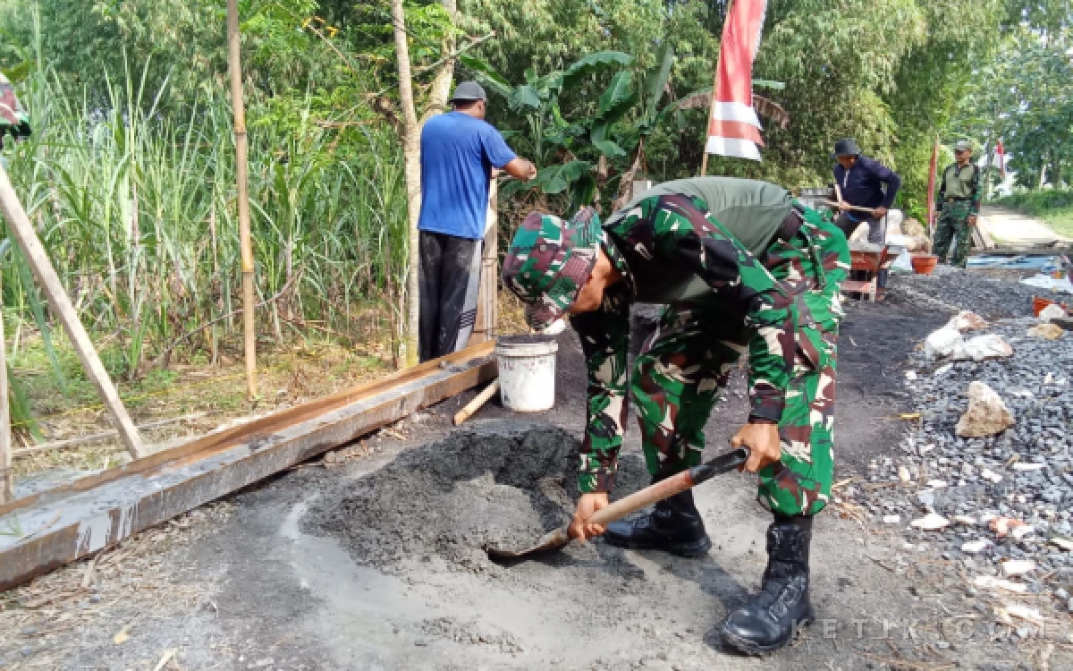 Thumbnail Berita - Prajurit TNI Kodim 0811 Tuban Percepat Pembangunan Jembatan Perintis Garuda Perbatasan Tuban-Blora
