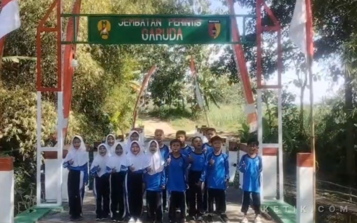 Foto Anak sekolah dasar negeri di dusun Wonorejo, Desa Tawaran, Kenduruan, Kabupaten Tuban saat menikmati melewati Jembatan Perintis Garuda Kodim 0811/Tuban, Jumat 17 April 2026 (Foto:Ahmad Istihar/Ketik.com)