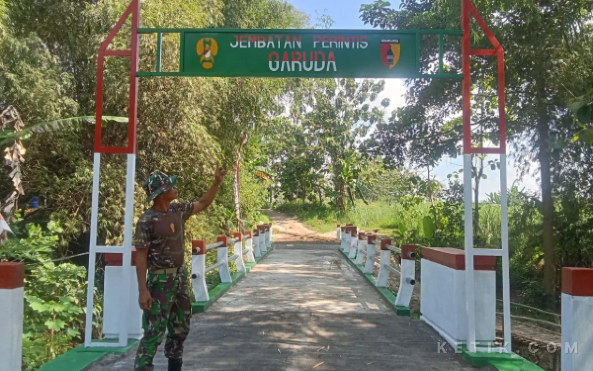 Foto Prajurit TNI Babinsa Kodim 0811 Tuban selesai pengerjaan Jembatan Perintis Garuda di Desa Tawaran, Kenduruan Kabupaten Tuban