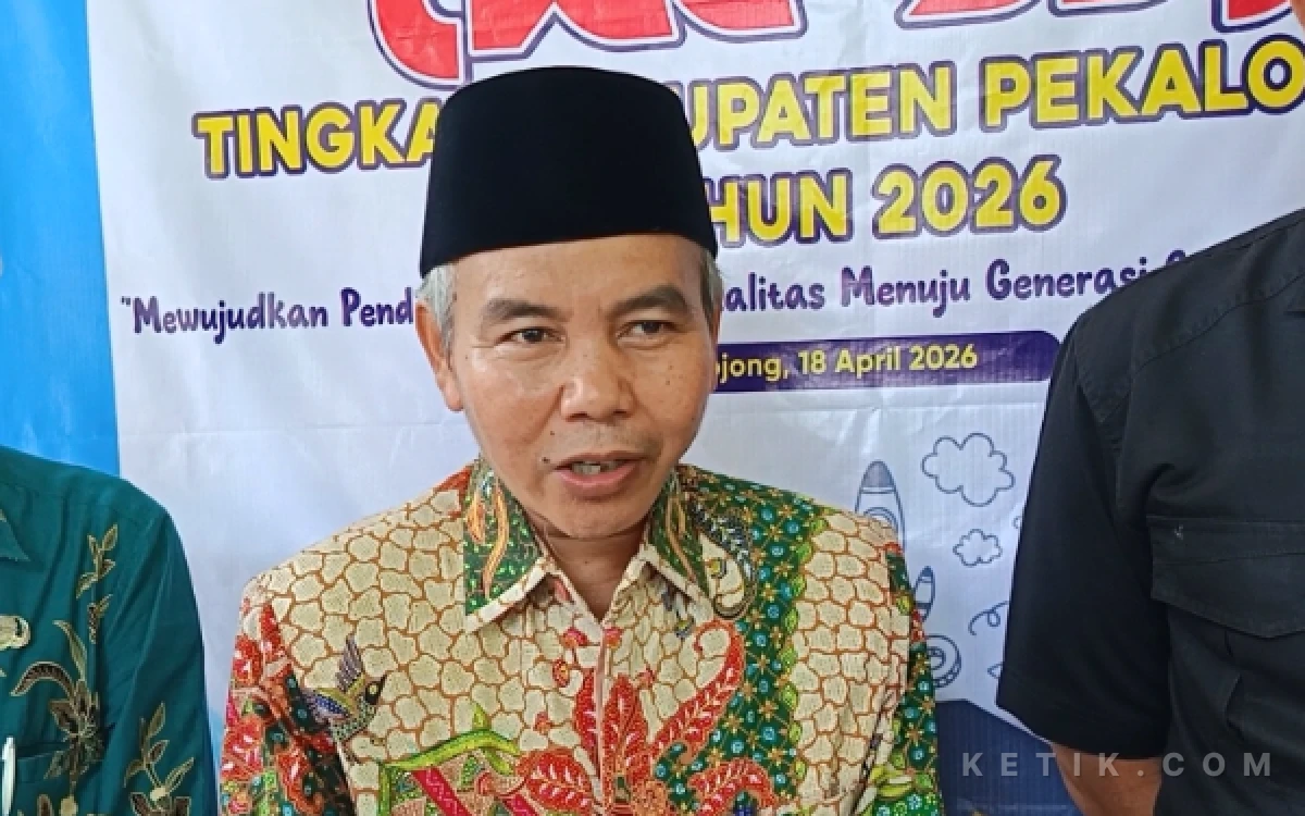 Foto Kepala Dindikbud Kabupaten Pekalongan, Kholid saat diwawancara disela-sela kegiatan Lomba Cerdas Cermat SD (Foto: Slam/Ketik.com)