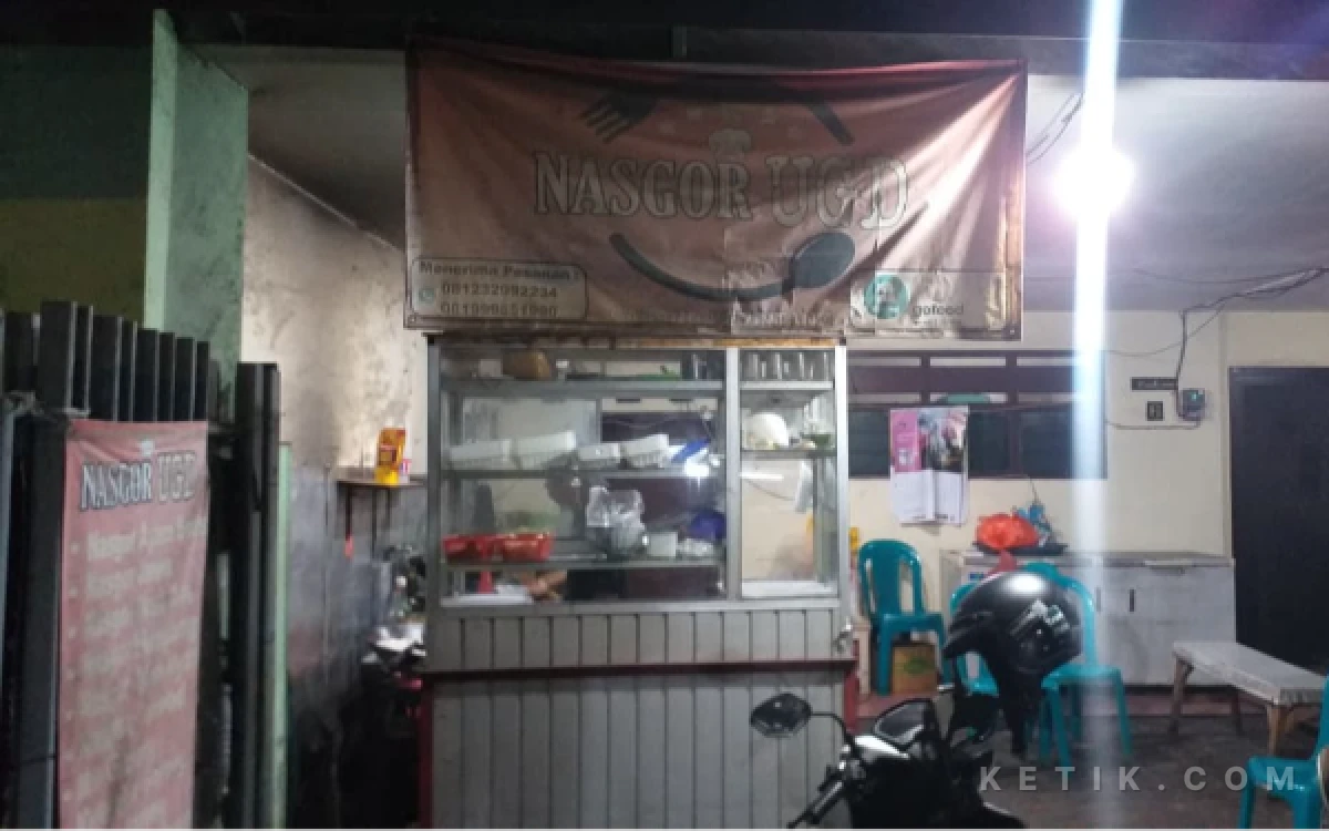 Foto tampak depan nasgor milik Bowo (41) saat malam hari (Foto: Muhammad Fajar Hasan/Ketik.com)