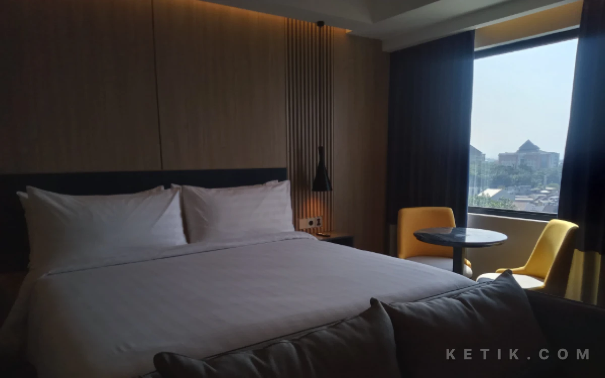 Foto Salah satu kamar dengan pemandangan Kota Malang di Aston Malang Hotel & Conference Center. (Foto: Aliyah/Ketik.com)