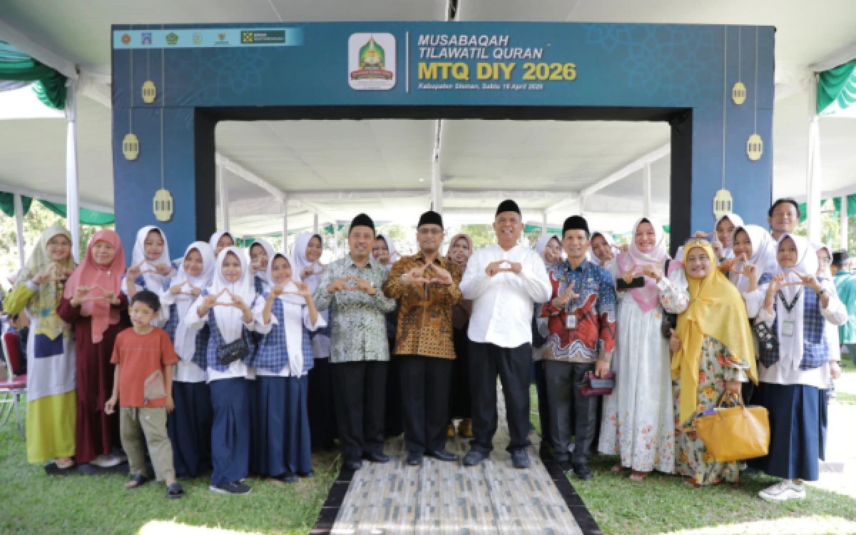 Foto Bupati Sleman, Harda Kiswaya, memberikan semangat langsung kepada para peserta MTQ tingkat DIY 2026 dalam momen kebersamaan di arena lomba. Semoga dukungan ini menjadi motivasi bagi para kafilah untuk terus berprestasi dan membawa nilai-nilai Al-Quran dalam kehidupan sehari-hari. (Foto: Prokompim Sleman for Ketik.com)