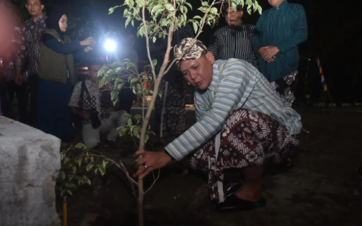 Foto Simbol pelestarian alam bagi generasi masa depan. Wakil Bupati Sleman, Danang Maharsa, melakukan penanaman bibit pohon di sela-sela rangkaian peringatan Hari Jadi ke-78 Kalurahan Sendangadi. (Foto: Promompim Sleman for Ketik.com)