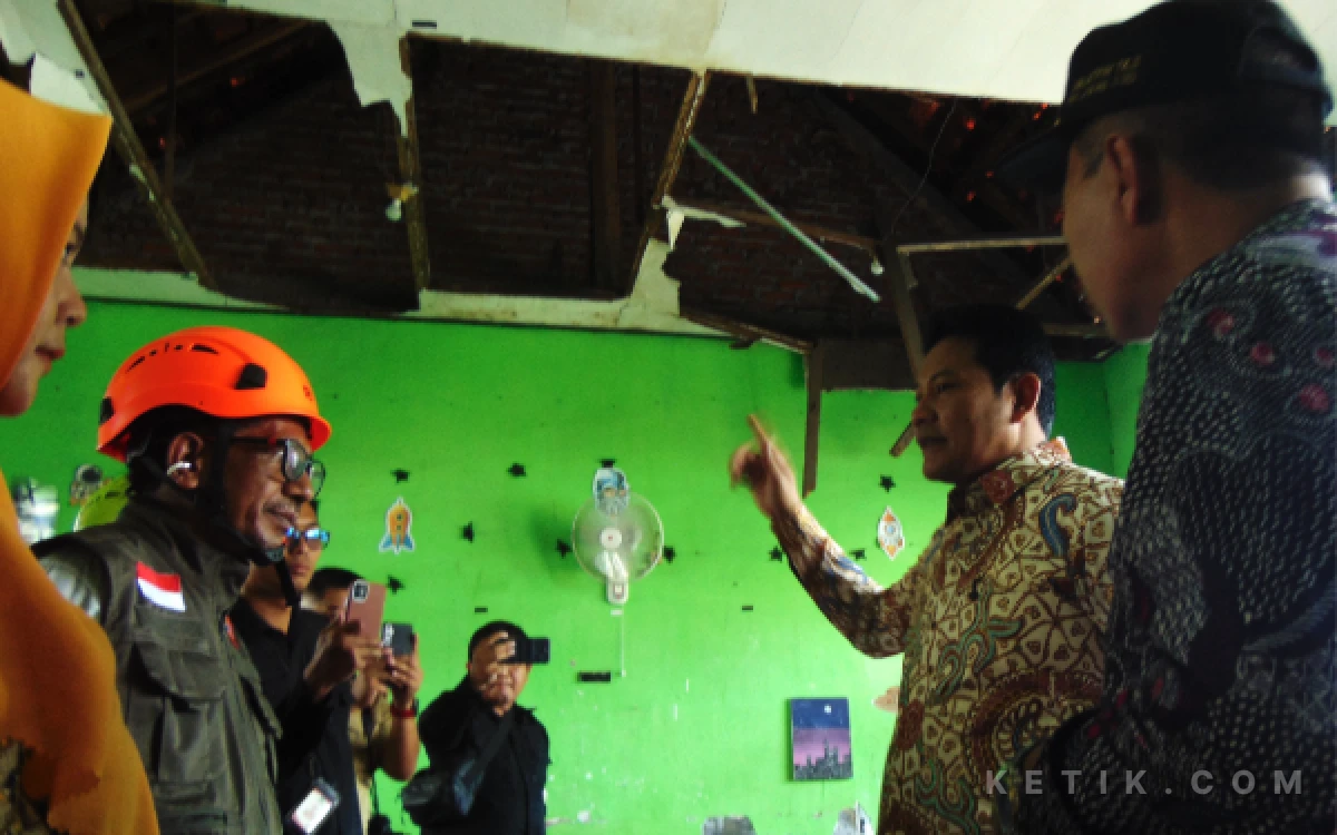 Thumbnail Berita - Plafon SDN Sidokepung Ambrol, Bupati Subandi: Segera Perbaiki, Bisa Dibangun 2 Lantai Tahun 2027
