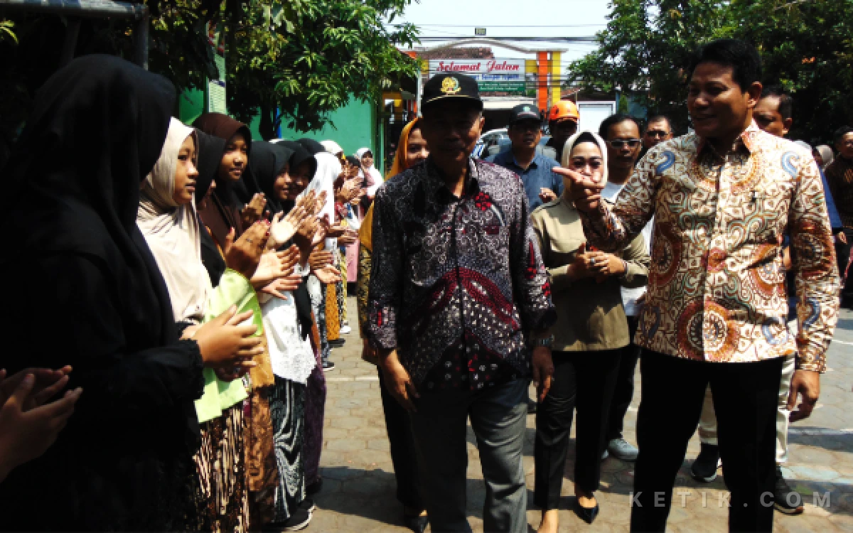 Foto Bupati Subandi bersama Kepala Dinas Pendidikan Sidoarjo  Tirto Adi dan anggota DPRD Sidoarjo Elok Suciati disambut murid-murid SDN Sidokepung. (Foto: Fathur Roziq/Ketik.com)
