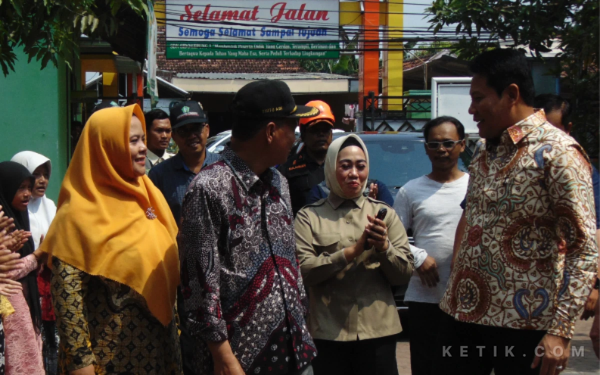 Foto Anggota DPRD Sidoarjo Elok Suciati bersama Bupati Sidoarjo Subandi dan Kepala Dinas Pendidikan Sidoarjo Tirto Adi dan Kepala SDN Sidokepung 1 Sri Wahyuni. (Foto: Fathur Roziq/Ketik.com)