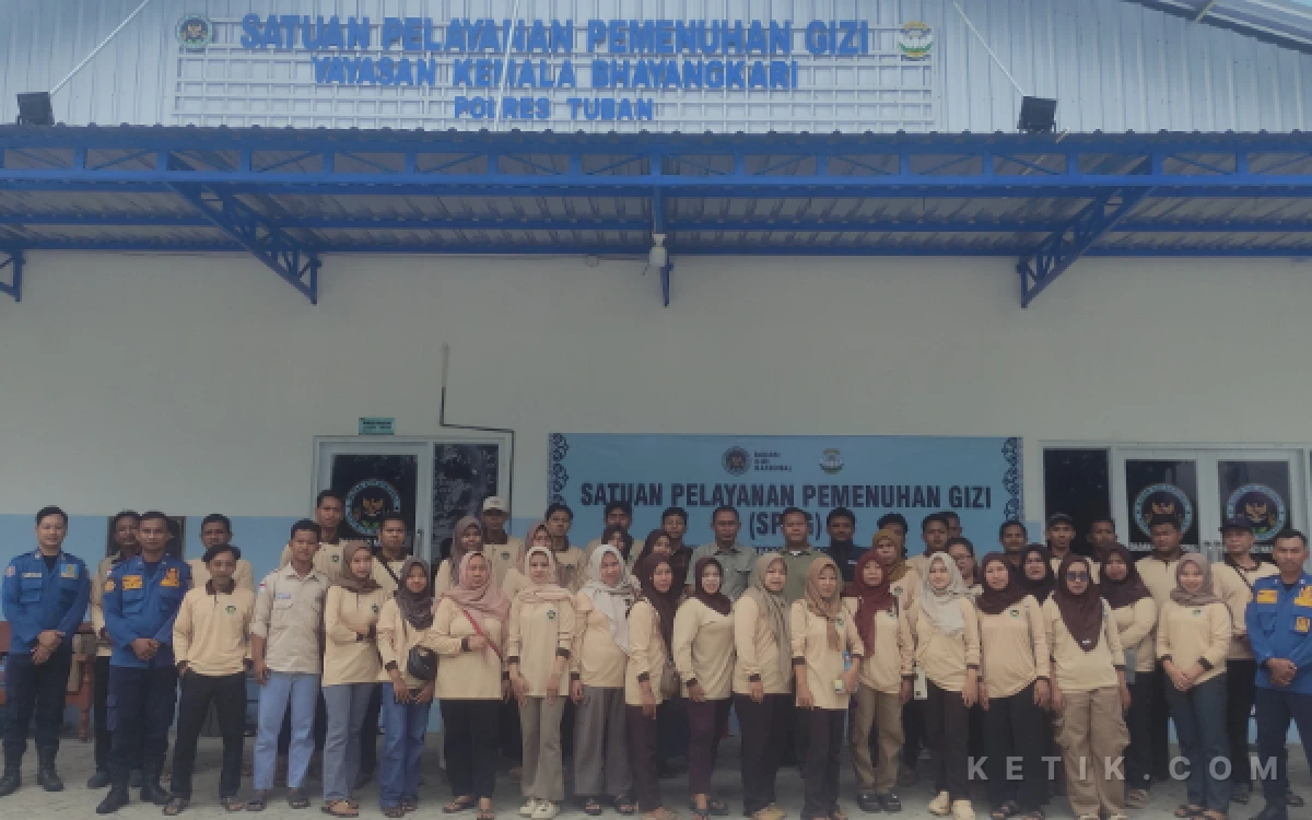 Foto Plt. Kasatpol PP dan Damkar Kabupaten Tuban foto bersama Relawan SPPG Mulyorejo Singgahan, Minggu 18 April 2026 (Foto : Ahmad Istihar/Ketik.com)