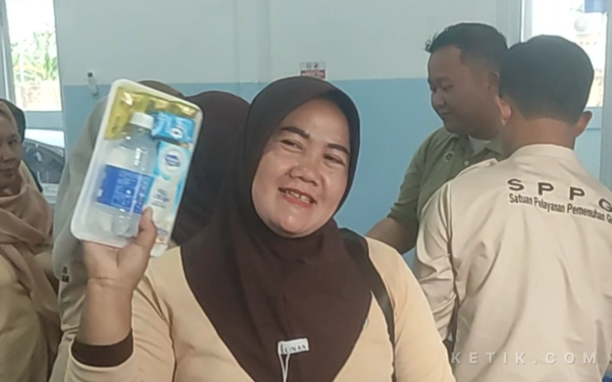 Foto Pemberian suplemen maupun vitamin kepada relawan dapur SPPG Polri Mulyorejo Singgahan, Kabupaten Tuban