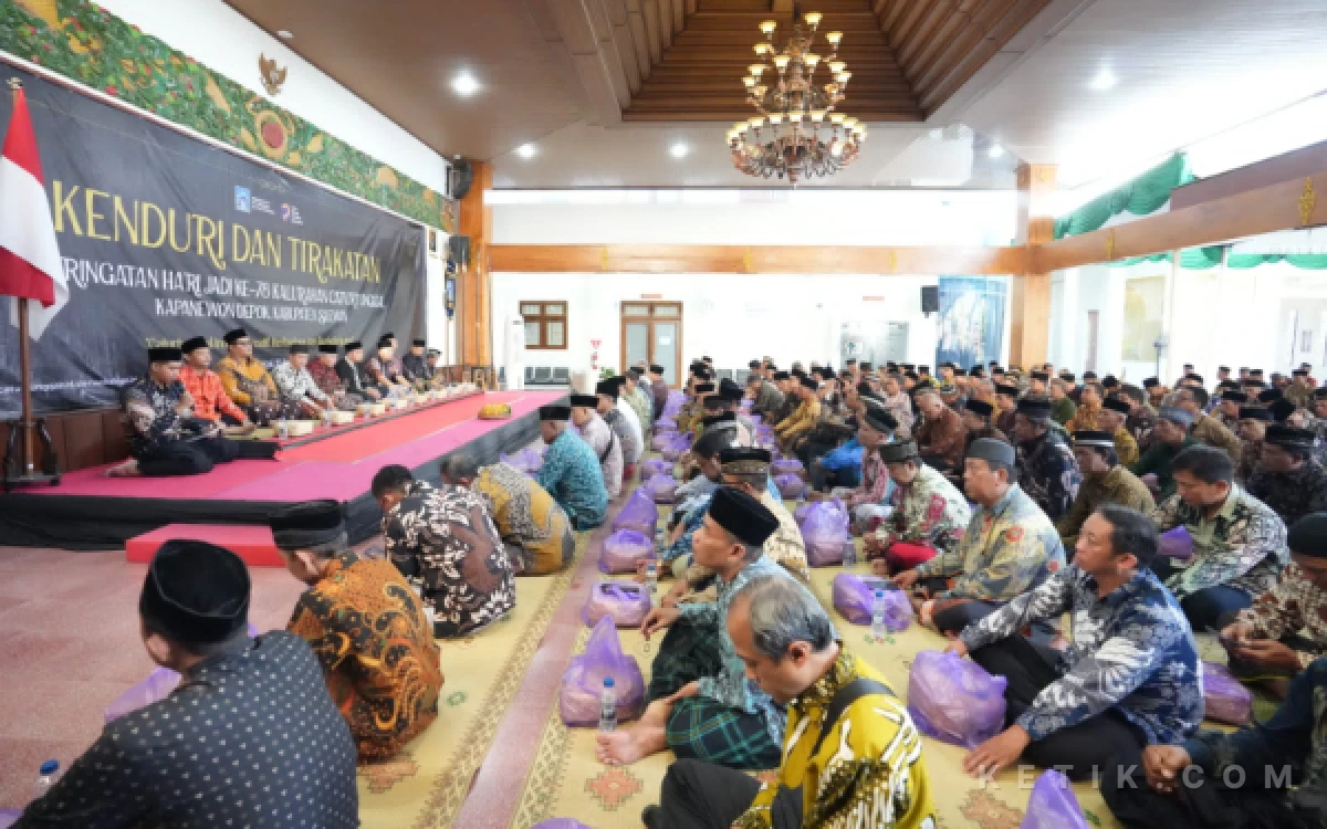 Foto Semangat kebersamaan. Warga dan pamong kalurahan duduk bersila, menyatukan doa untuk kemajuan wilayah Kapanewon Depok. (Foto: Okta for Ketik.com)