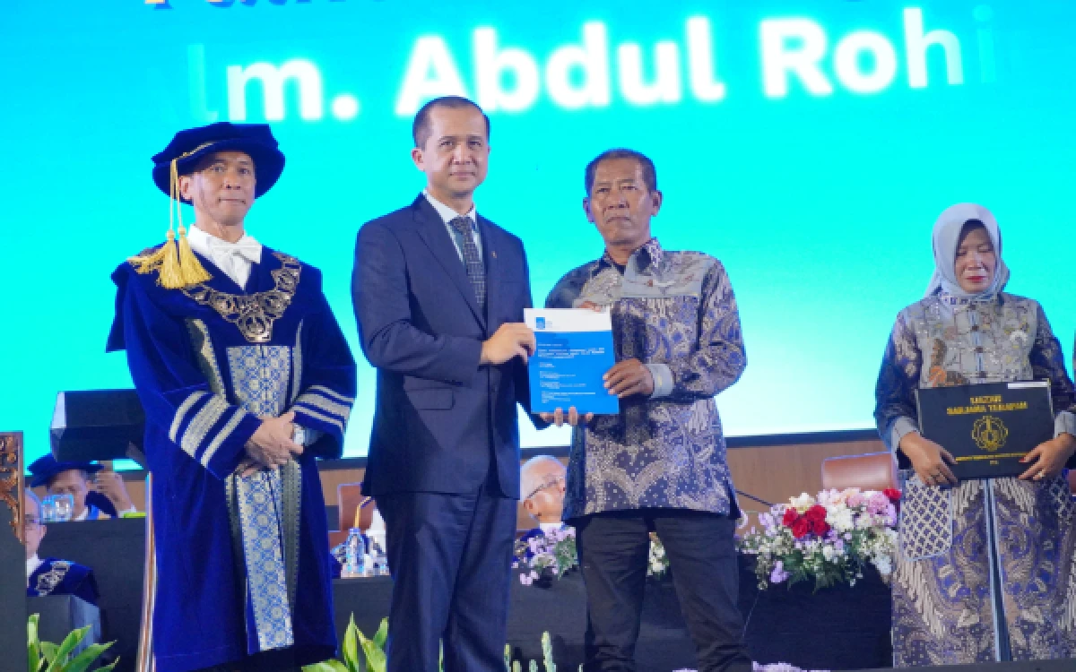 Thumbnail Berita - Mentras RI Iftitah Sulaiman Hadir di Wisuda ITS, Beri Penghormatan kepada Abdul Rohid