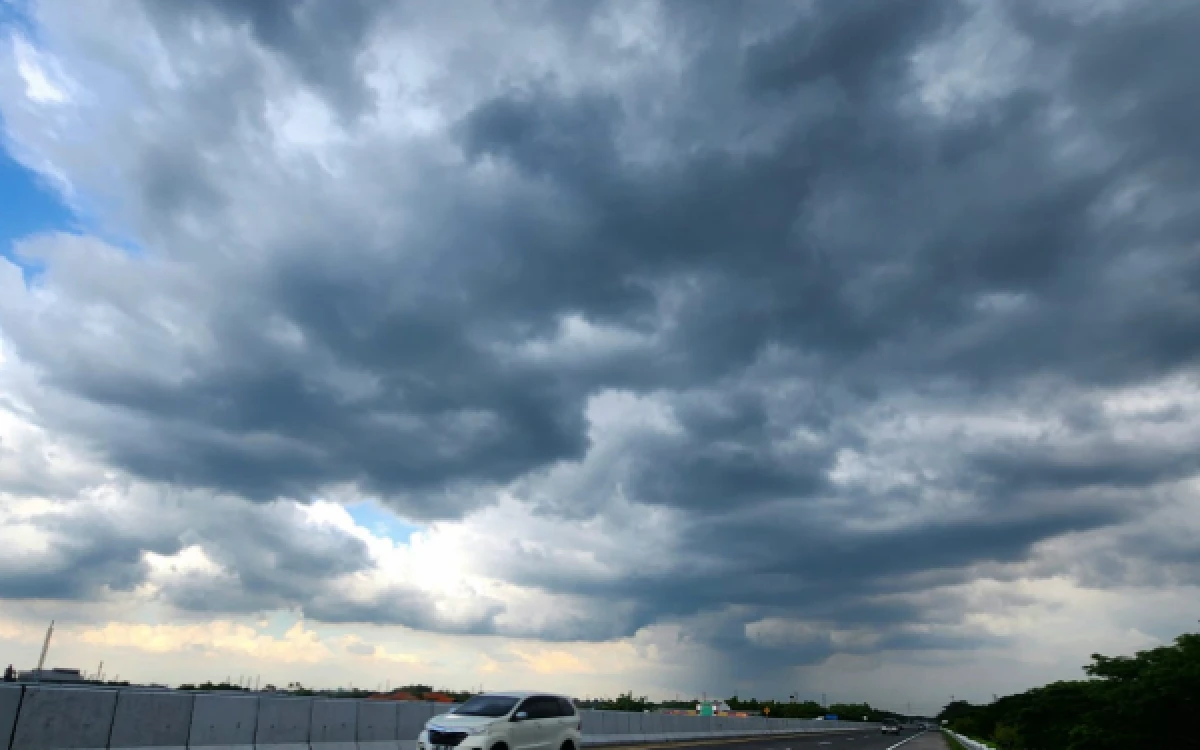 Thumbnail Berita - Prakiraan Cuaca Hari Ini, Minggu 19 April 2026: Jakarta dan Bengkulu Berawan Tebal