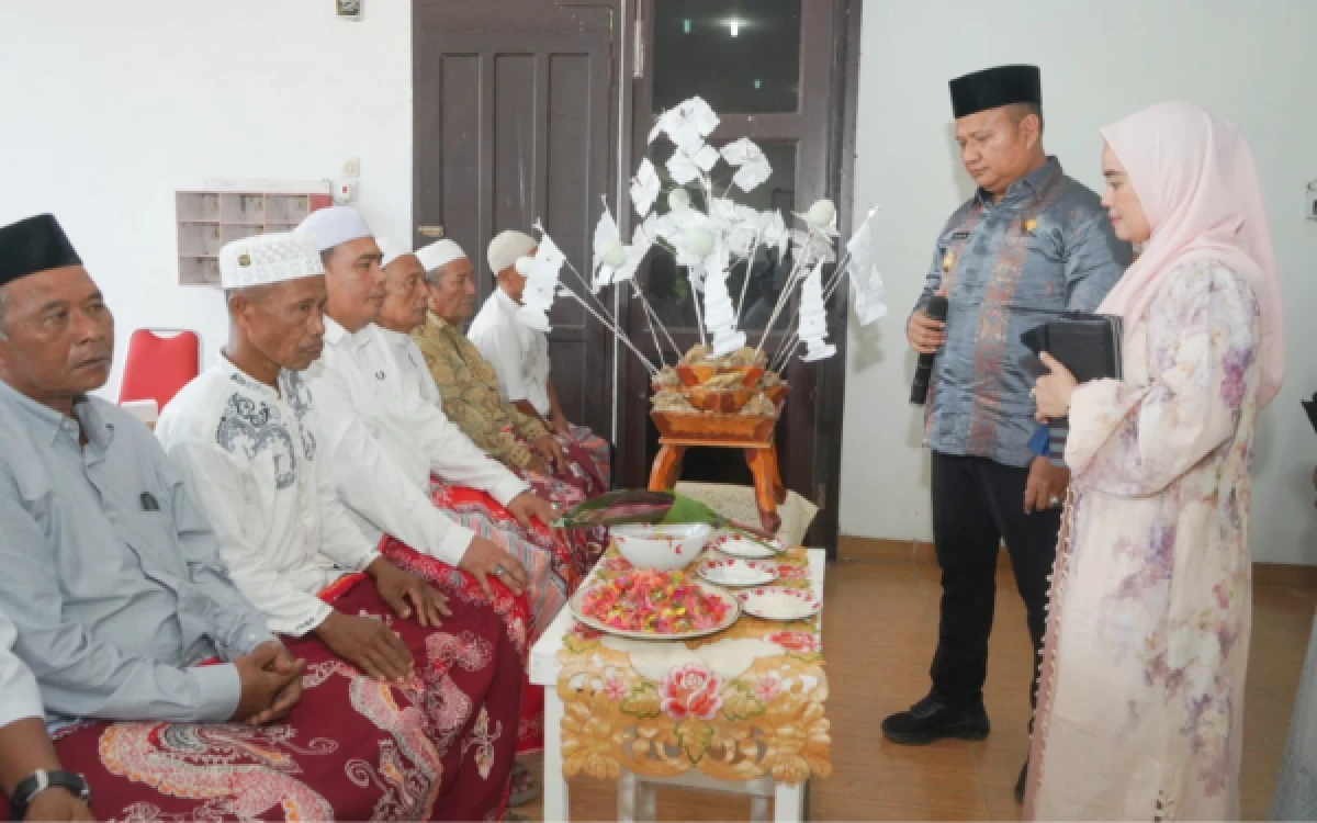 Wakil Bupati Asahan Beri Upah Tepung Tawar Haji di Acara Walimatul Safar