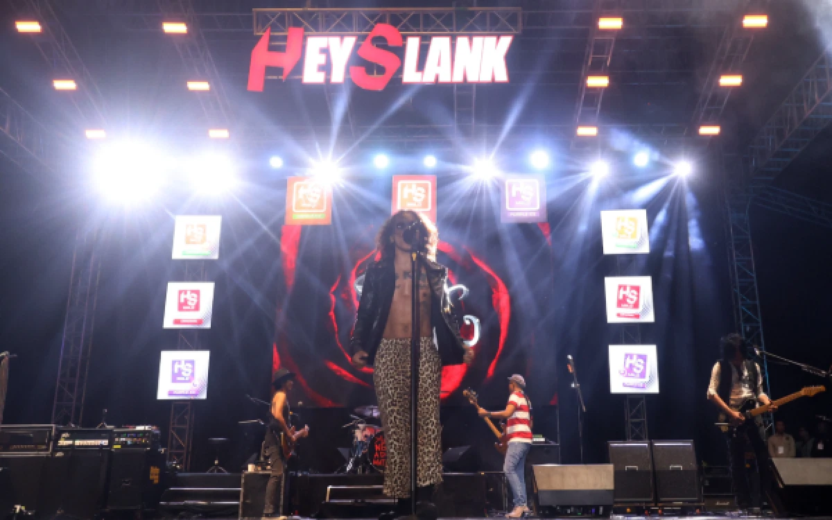 Thumbnail Berita - Pecah! 30 Ribu Penonton Meriahkan Konser Hey Slank di Kota Malang.