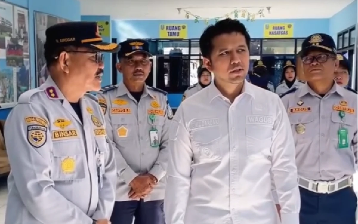 Thumbnail Berita - Naik Bareng Penumpang, Wagub Emil Dardak Dengar Curhat Langsung soal TransJatim di Malang Raya