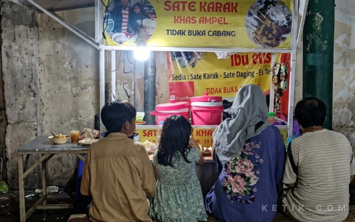 Foto Nikmatnya Sate Karak khas Ampel!  Suasana malam yang hangat di warung  Eus, ditemani seporsi sate karak yang lezat dan ketan hitam yang gurih. Tanpa cabang, cita rasa otentik yang tak tertandingi (Rahmad Gatut Marwanto/Ketik.com)