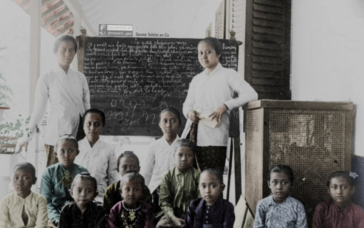 Foto Foto R.A Kartini Mengajar di pendopo, Jepara (Foto: Facebook).