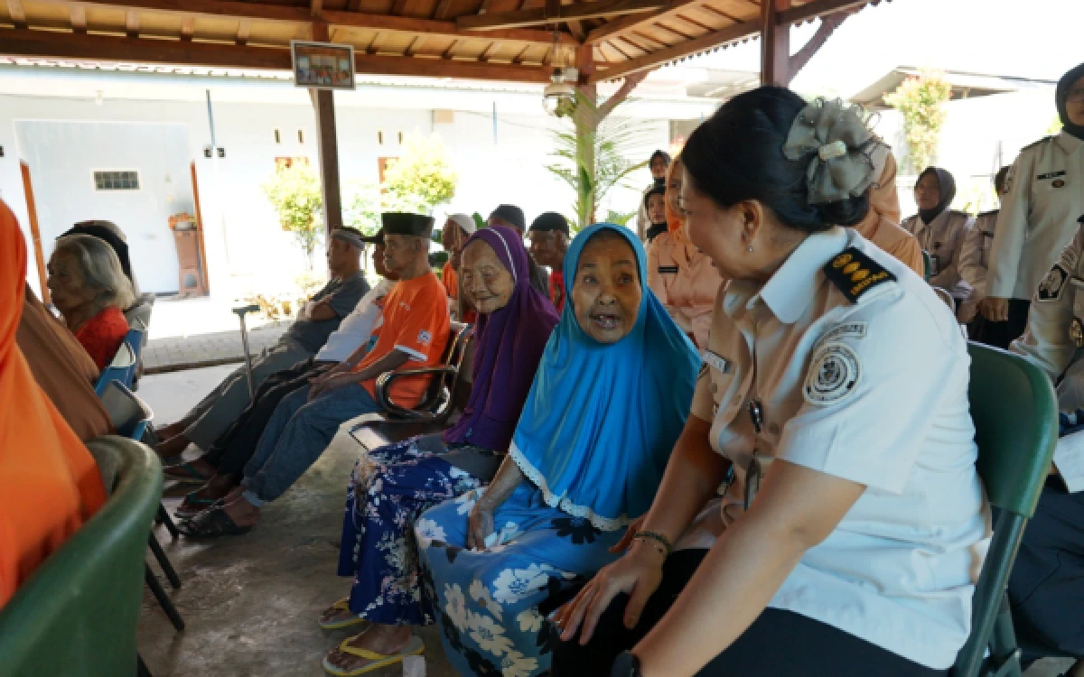 Thumbnail Berita - Peduli Lansia, Lapas Perempuan Malang Berbagi Kasih di Panti Jompo