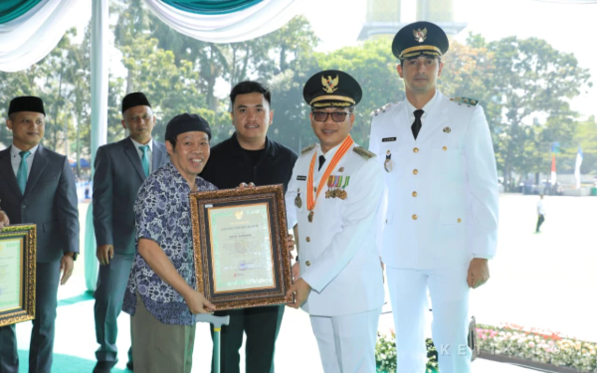 Thumbnail Berita - Warisan Rasa Dijaga, Bupati Bandung Anugerahkan Penghargaan untuk Tokoh Borondong Ketan Ibun