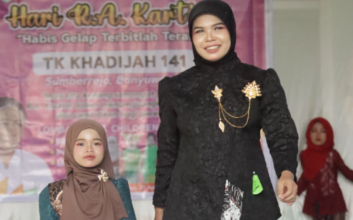 Thumbnail Berita - Kompaknya Fashion Show Ibu dan Anak di TK Khadijah 141 Banyuwangi Saat Peringatan Hari Kartini