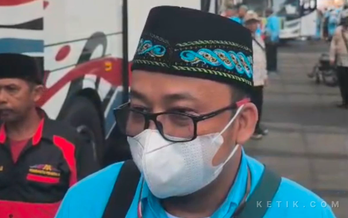 Foto Agus Prasetyo JCH kloter 1 asal Probolinggo tiba di Asrama Haji Embarkasi Surabaya, Selasa 21 April 2026. (Foto: Fitra/Ketik.com)