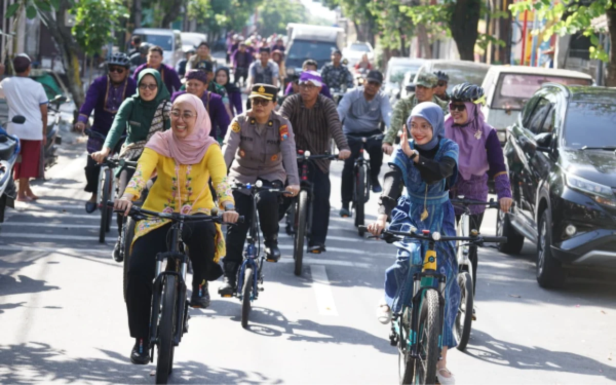 Thumbnail Berita - Kartini Berkebaya Bersepeda, Wali Kota Kediri Ajak Jaga Lingkungan di Peringatan Hari Bumi