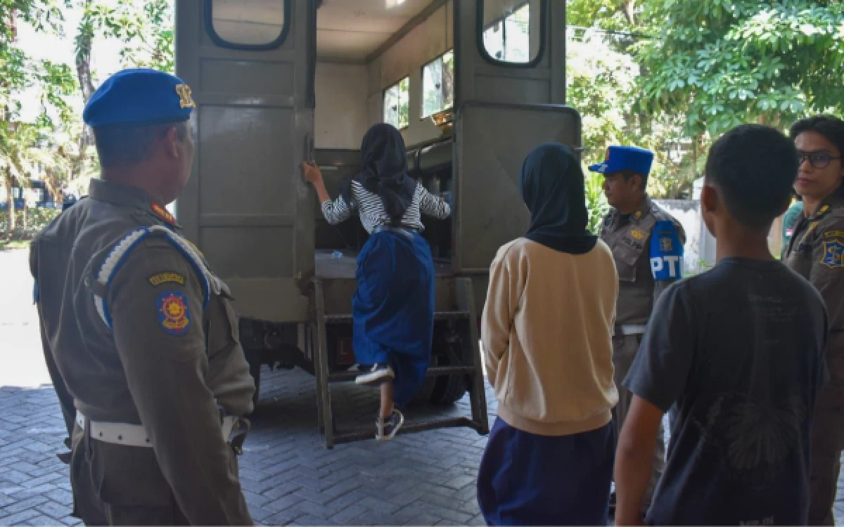 Thumbnail Berita - Kasus Kenakalan Remaja di Surabaya Turun Drastis, Pemkot Terapkan Pola Pembinaan Intensif