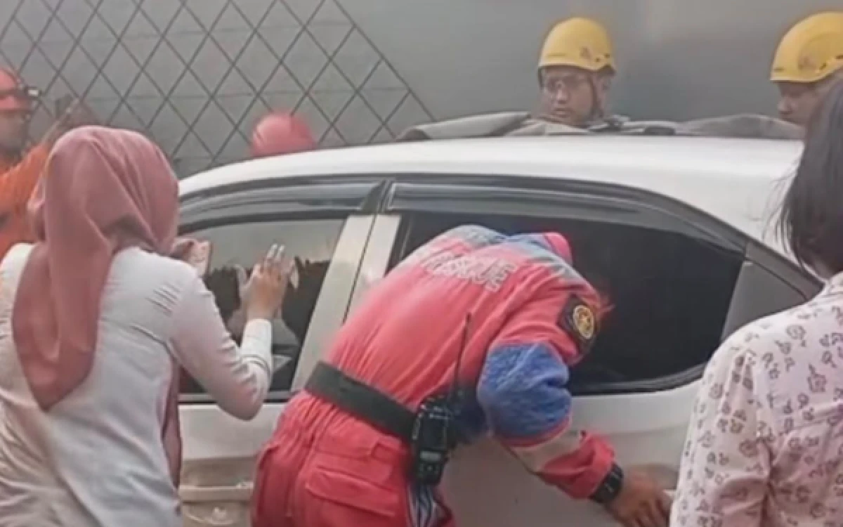 Thumbnail Berita - Dramatis! Tim Call 112 dan DPKP Surabaya Evakuasi Bayi Terkunci di Dalam Mobil