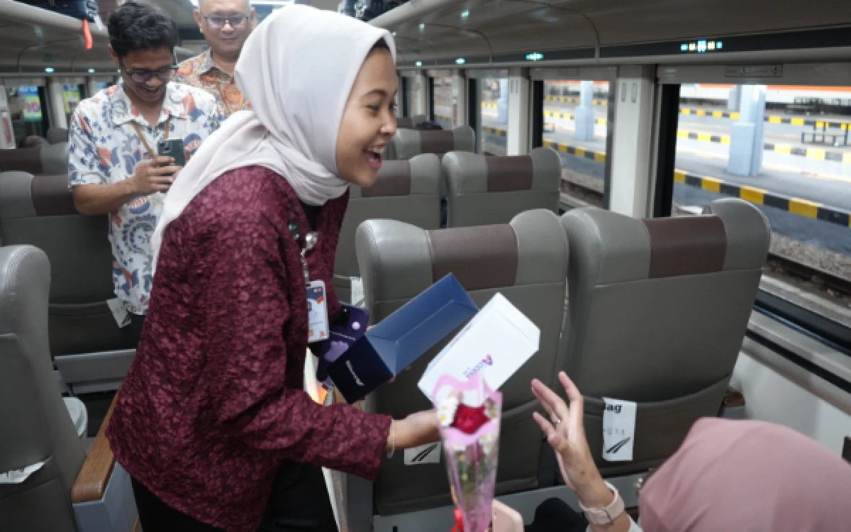 Thumbnail Berita - Hari Kartini 2026! KAI Daop 8 Surabaya Bagikan Bunga dan Hadirkan Nuansa Budaya