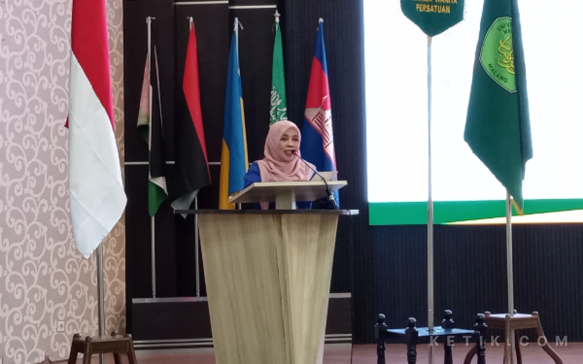 Foto Prof. Dr. Hj. Ilfi Nur Diana, M.Si menyampaikan sambutan dan beberapa penyampaian pada Seminar Nasional Hari Kartini 2026. (Foto: Aliyah/Ketik.com)