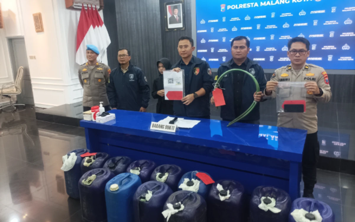 Thumbnail Berita - Polresta Malang Kota Bongkar Praktik Penjualan Pertalite Ilegal, Oknum Karyawan SPBU Terlibat