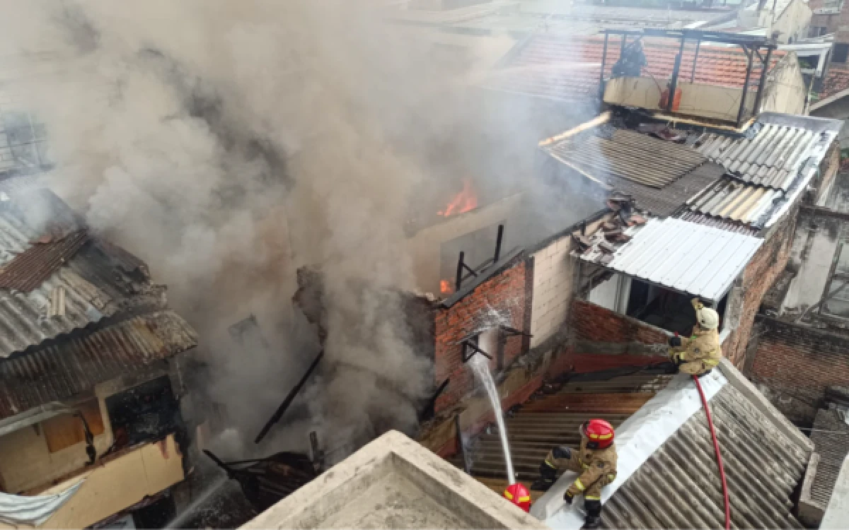 Thumbnail Berita - 8 Rumah Hangus Terbakar di Jalan Kupang Segunting Surabaya, 40 Menit Petugas Padamkan Api