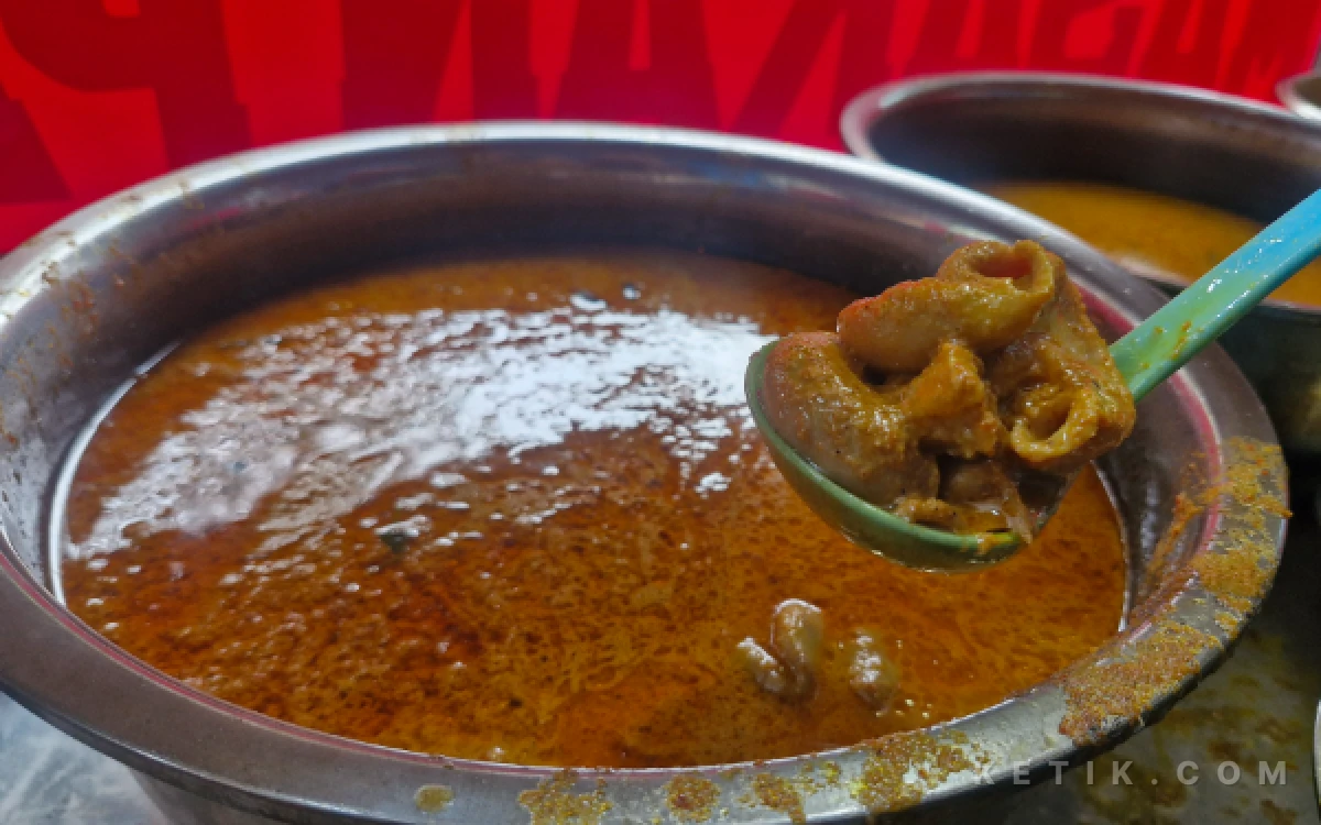 Foto Usus merupakan menu favorit di Warung Padang Anisa Putri Surabaya yang memikat pelanggan. (Foto: Naufal Ardiansyah/Ketik.com)