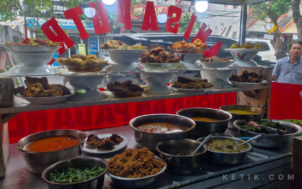 Foto Tak banyak menu, tapi setiap menu yang dihidangkan di etalase kaca khas RM Padang ini tak kalah dari restoran Garuda Jakarta. (Foto: Naufal Ardiansyah/Ketik.com)