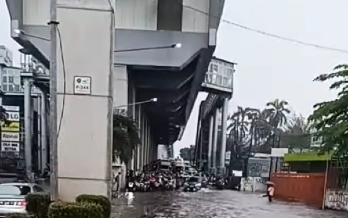 Thumbnail Berita - Diguyur Hujan Deras, Arus Lalu Lintas di Palembang Nyaris Lumpuh Total