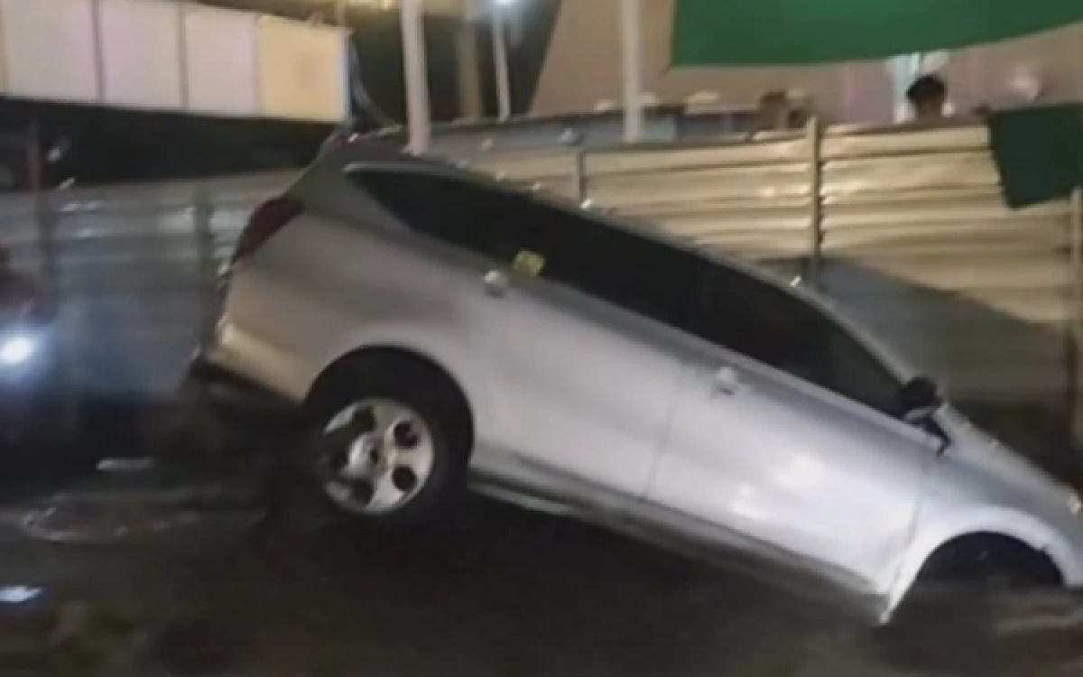 Thumbnail Berita - Mobil Terperosok ke Saluran Air di Semolowaru, Tim Call 112 Surabaya Gercep Evakuasi