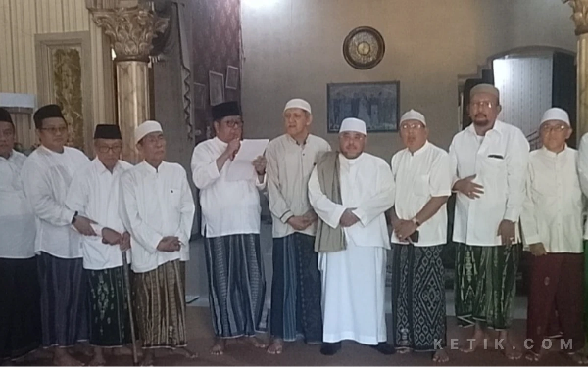 Foto Anggota Komisi III DPR RI Aboe Bakar Alhabsy melakukan klarifikasi dan meminta maaf kepada ulama BASSRA di Bangkalan (Foto: Mat Jusi/Ketik.com)