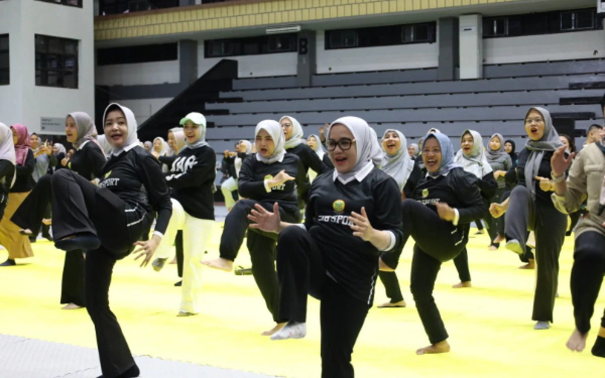 Thumbnail Berita - Peringati Hari Kartini 2026, Emak-emak di Surabaya Dibekali Kemampuan Bela Diri